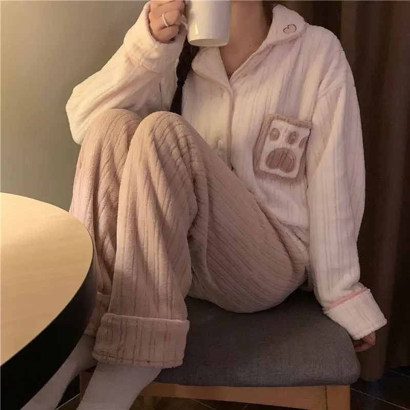 Фланелевой женский пижамный комплект, зимние пижамы, новая утолщенная теплая ночная рубашка, милая милая одежда для сна, коралловый флис, кавайный кардиган, домашняя одежда
Фланелевой женский пижамный комплект, зимние пижамы, новая утолщенная теплая ночная рубашка, милая милая одежда для сна, коралловый флис, кавайный кардиган, домашняя одежда