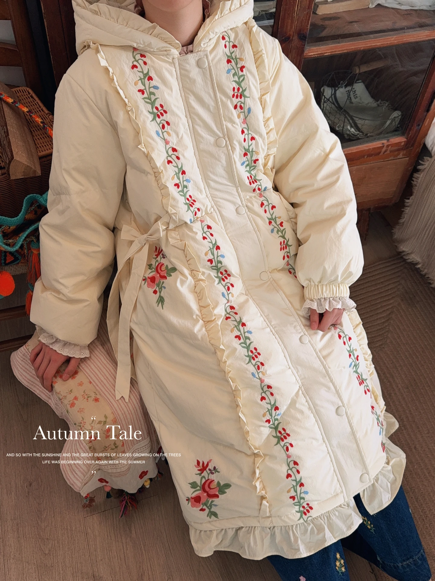 Оригинальное японское пальто с капюшоном, милое вышитое пальто с капюшоном средней длины, белая куртка на утином пуху, повседневное офисное теплое пальто Mori
Оригинальное японское пальто с капюшоном, милое вышитое пальто с капюшоном средней длины, белая куртка на утином пуху, повседневное офисное теплое пальто Mori