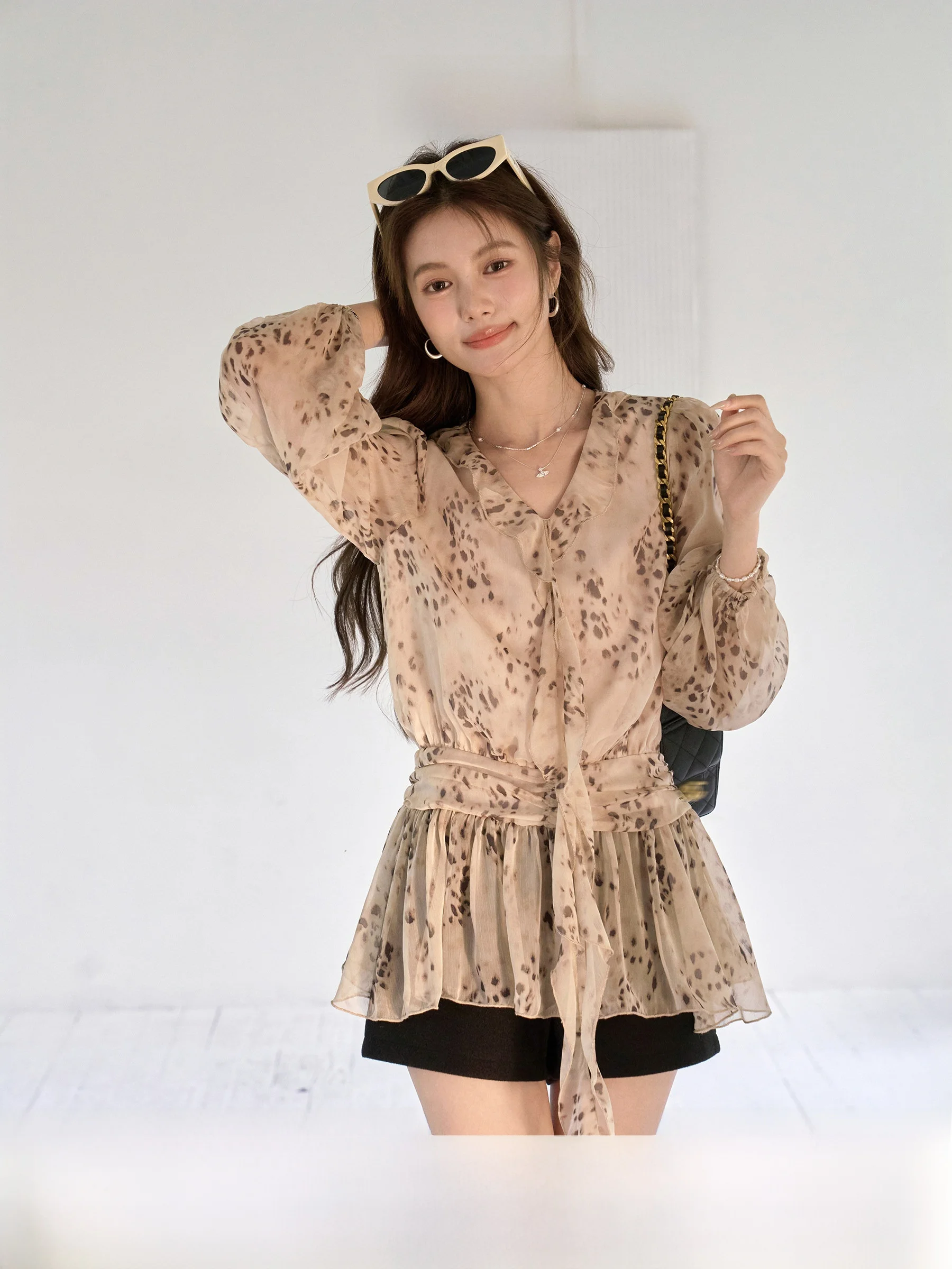 Chic plus Size Printed Shirt with Belt And Pleated Waist Spring Commute Style Korean Brand Women's Long Sleeve V-Neck Top
Chic plus Size Printed Shirt with Belt And Pleated Waist Spring Commute Style Korean Brand Women's Long Sleeve V-Neck Top