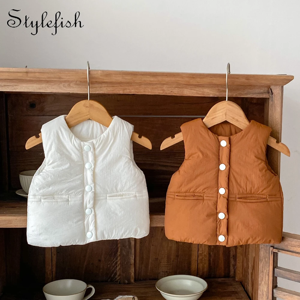 Autumn and winter new style 0-3 years old baby clothing baby girl boy casual solid color plus velvet thick double pocket vest
Autumn and winter new style 0-3 years old baby clothing baby girl boy casual solid color plus velvet thick double pocket vest