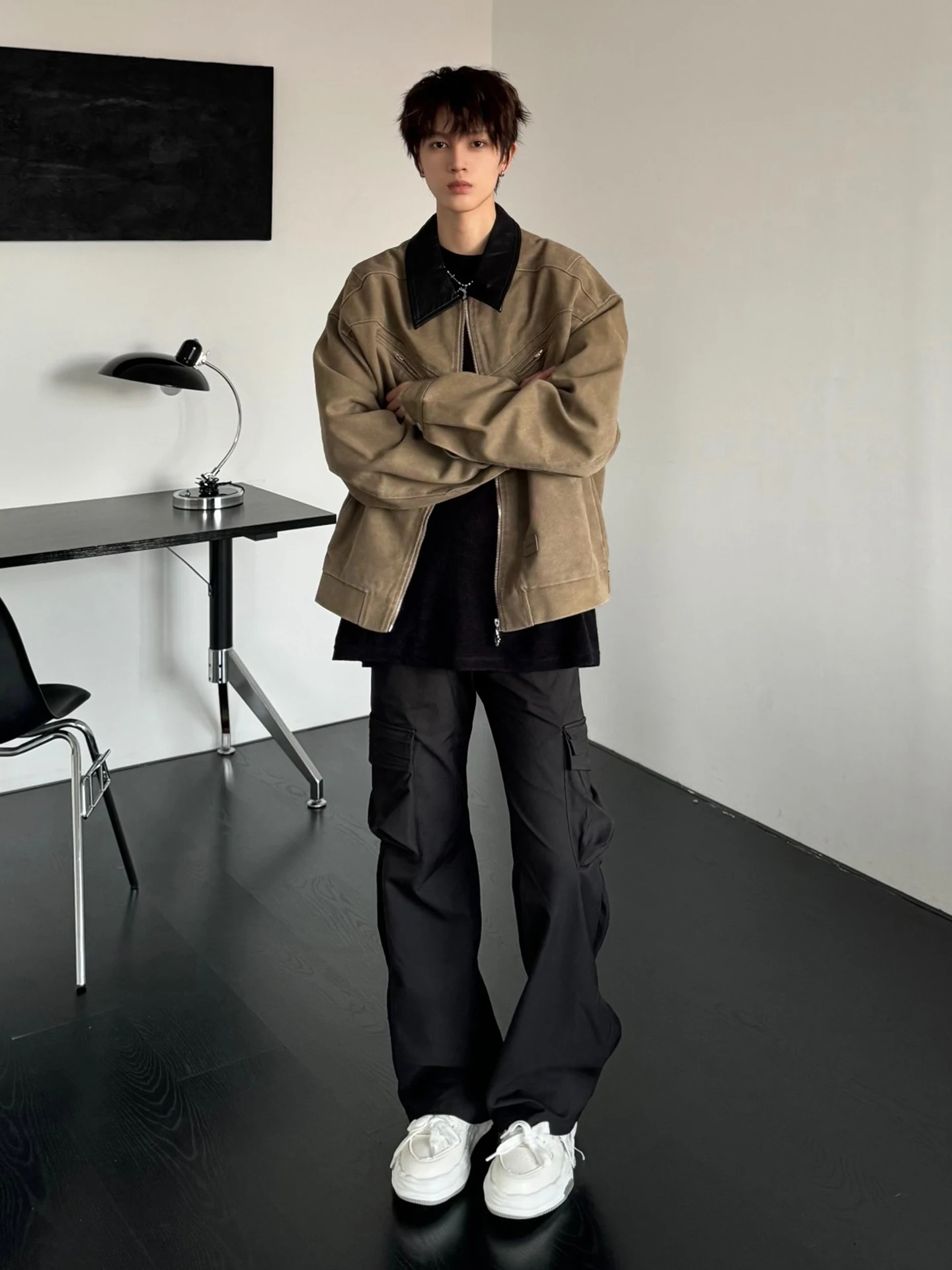 Деконструированная коричневая куртка-пэчворк в американском уличном стиле для мужчин, молодежная повседневная верхняя одежда Cleanfit
Деконструированная коричневая куртка-пэчворк в американском уличном стиле для мужчин, молодежная повседневная верхняя одежда Cleanfit