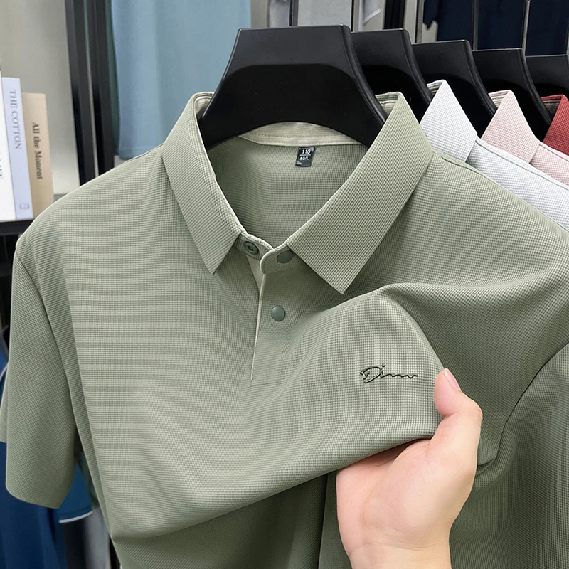 Высококачественная дышащая рубашка-поло из ледяного шелка с короткими рукавами, мужская летняя новая трендовая дизайнерская брендовая повседневная футболка с буквенным дизайном для гольфа
Высококачественная дышащая рубашка-поло из ледяного шелка с короткими рукавами, мужская летняя новая трендовая дизайнерская брендовая повседневная футболка с буквенным дизайном для гольфа