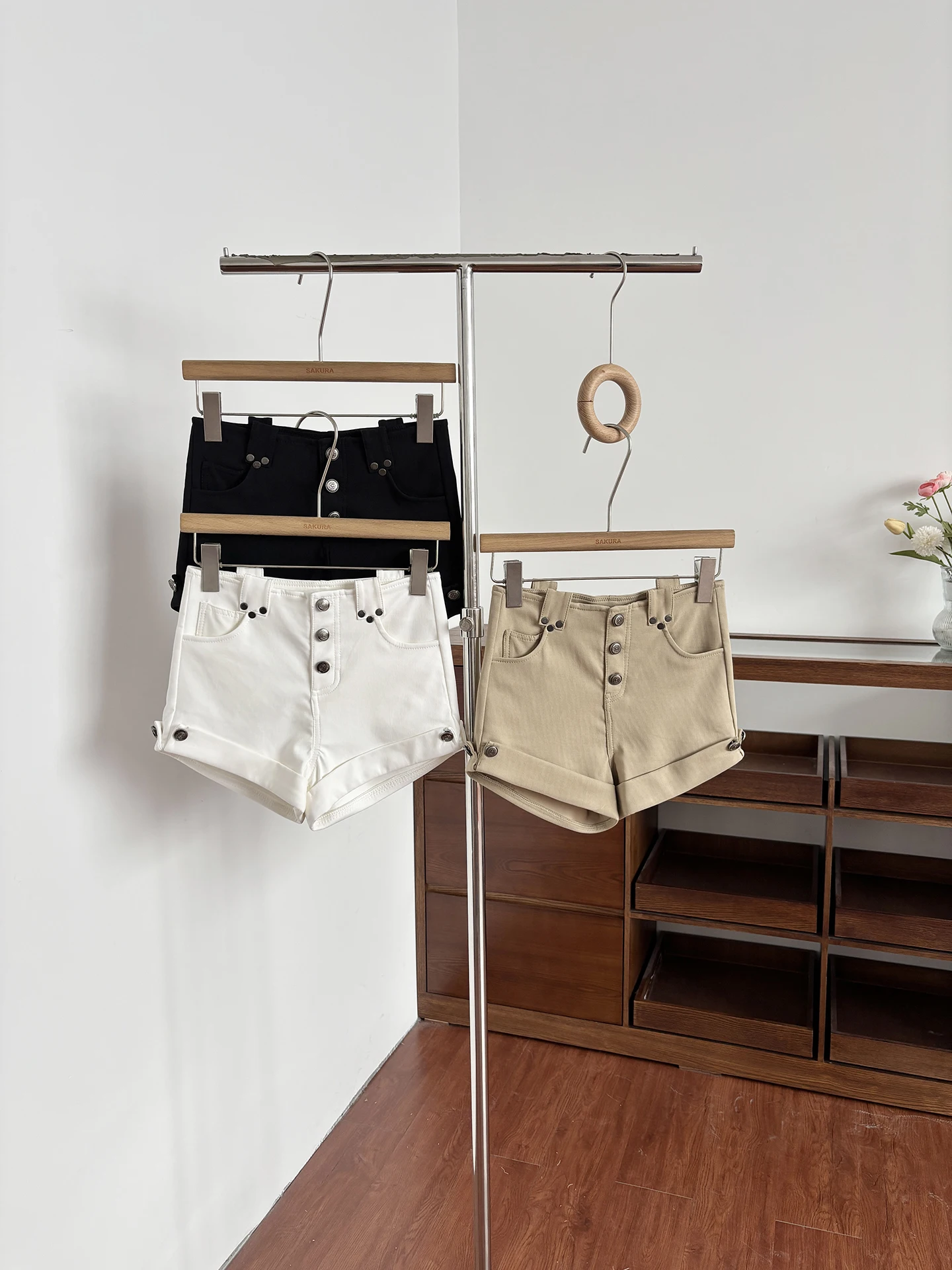 Retro Low Waist Cuffed Shorts Women's Summer 2026 New Style Sexy Girl Personality Buttoned Wrap around Casual Hot Pants
Retro Low Waist Cuffed Shorts Women's Summer 2026 New Style Sexy Girl Personality Buttoned Wrap around Casual Hot Pants