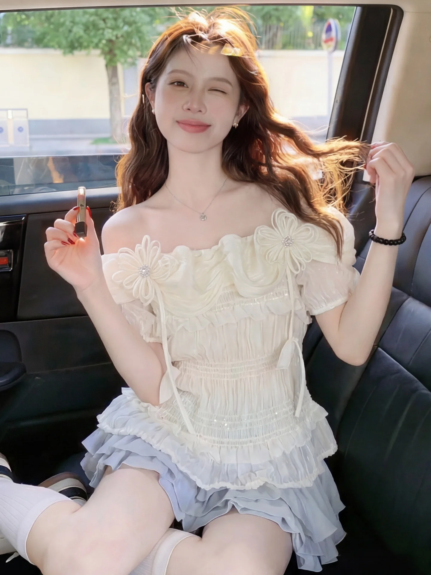 Milk White One Shoulder Short Sleeve Chiffon Top Women's Summer New Style This Year Popular 3D Flower Pleated Shoulder Bared Top
Milk White One Shoulder Short Sleeve Chiffon Top Women's Summer New Style This Year Popular 3D Flower Pleated Shoulder Bared Top