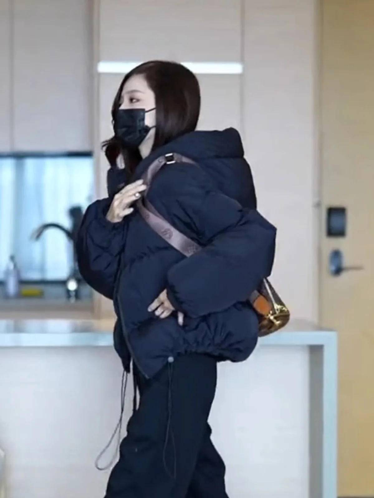 Американская ретро-куртка с капюшоном из утолщенного хлопка, женская зимняя новинка, привлекательная теплая хлопковая куртка в корейском свободном стиле
Американская ретро-куртка с капюшоном из утолщенного хлопка, женская зимняя новинка, привлекательная теплая хлопковая куртка в корейском свободном стиле