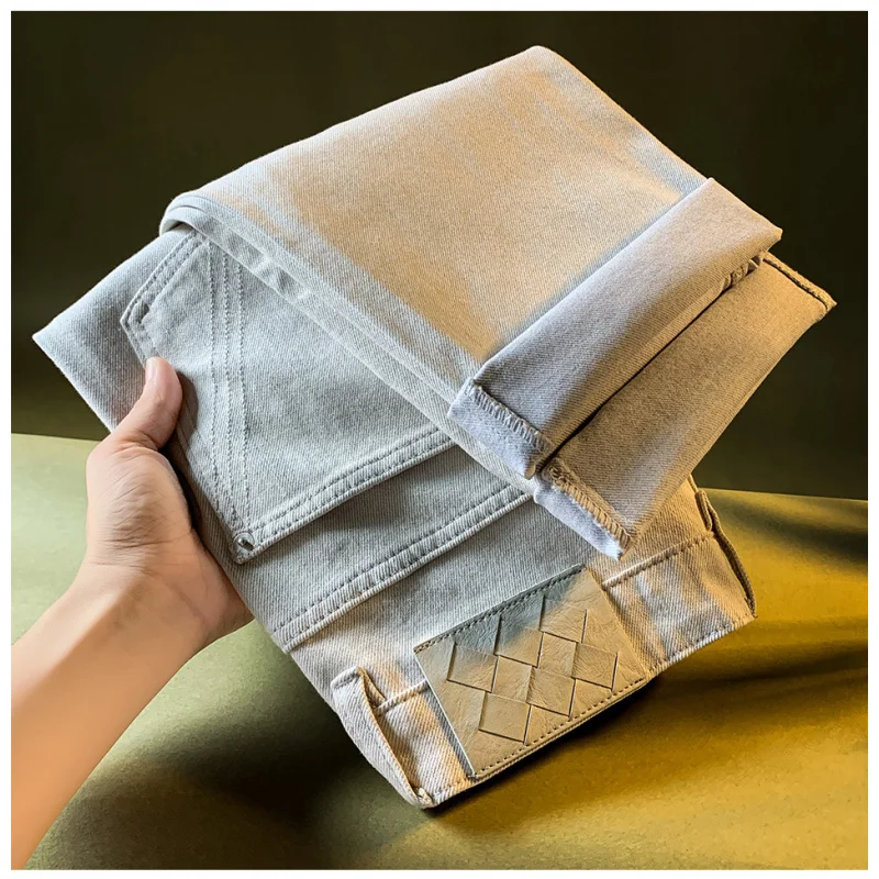 Мужские джинсы нового стиля осени 2025 года, модные, свободного кроя, прямого кроя, серо-белые, повседневные, элитные, стираные брюки
Мужские джинсы нового стиля осени 2025 года, модные, свободного кроя, прямого кроя, серо-белые, повседневные, элитные, стираные брюки