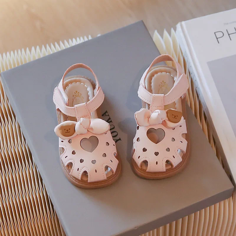 Girls Beach Shoes Hollow-out Love Heart Kids Sandals T-strap Sweet Bow 2025 Summer Girls Fashion Shoes Flats Non-slip Soft Sole
Girls Beach Shoes Hollow-out Love Heart Kids Sandals T-strap Sweet Bow 2025 Summer Girls Fashion Shoes Flats Non-slip Soft Sole
