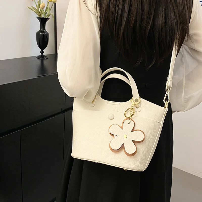 Trendy Letter Logo Messenger Purse for Women Casual Simple High-End with Large Capacity Solid Color Vintage Style
Trendy Letter Logo Messenger Purse for Women Casual Simple High-End with Large Capacity Solid Color Vintage Style