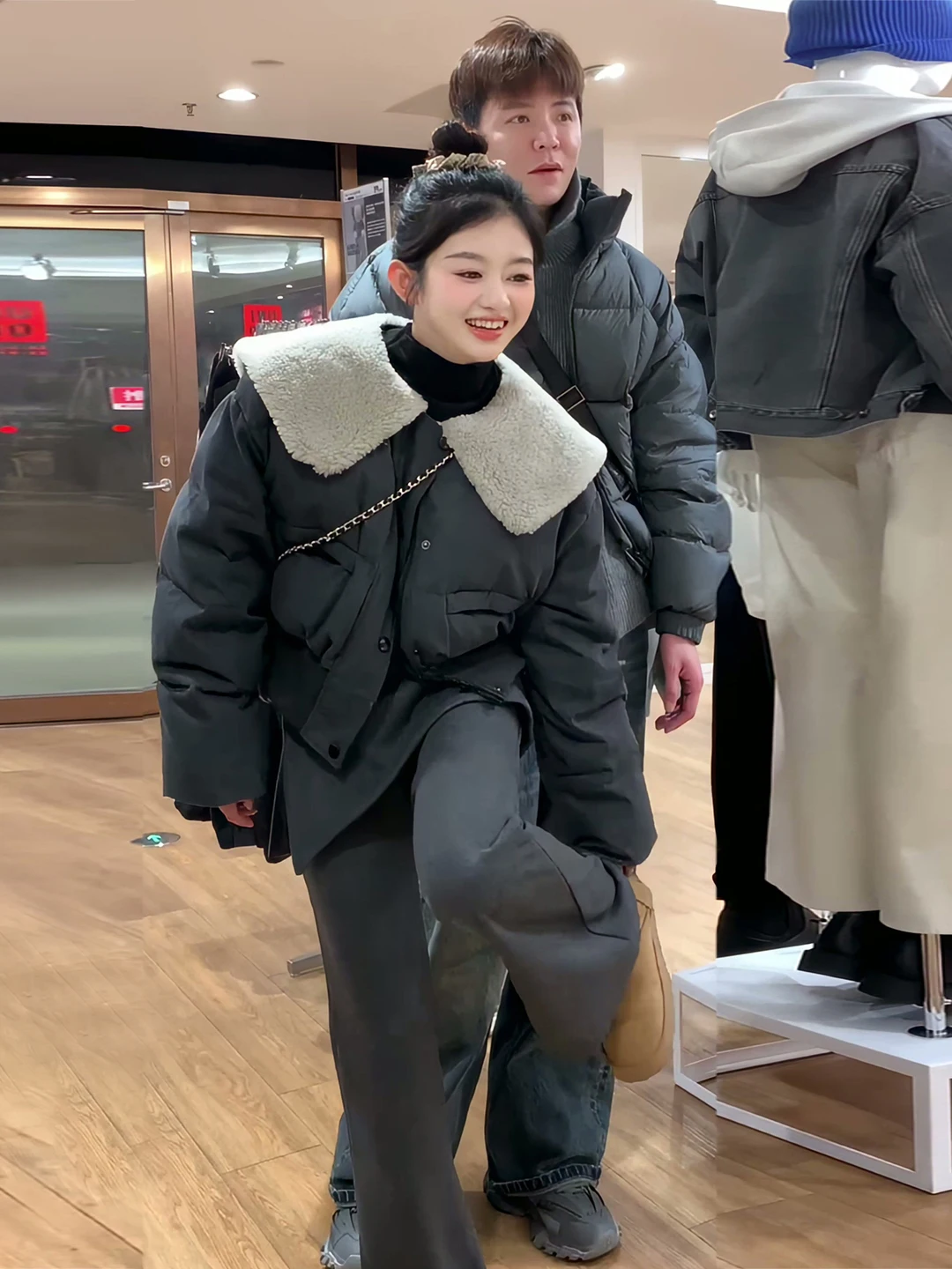 Модная короткая белая женская зимняя куртка-пуховик с воротником-стойкой, на молнии, повседневная, стандартного кроя
Модная короткая белая женская зимняя куртка-пуховик с воротником-стойкой, на молнии, повседневная, стандартного кроя