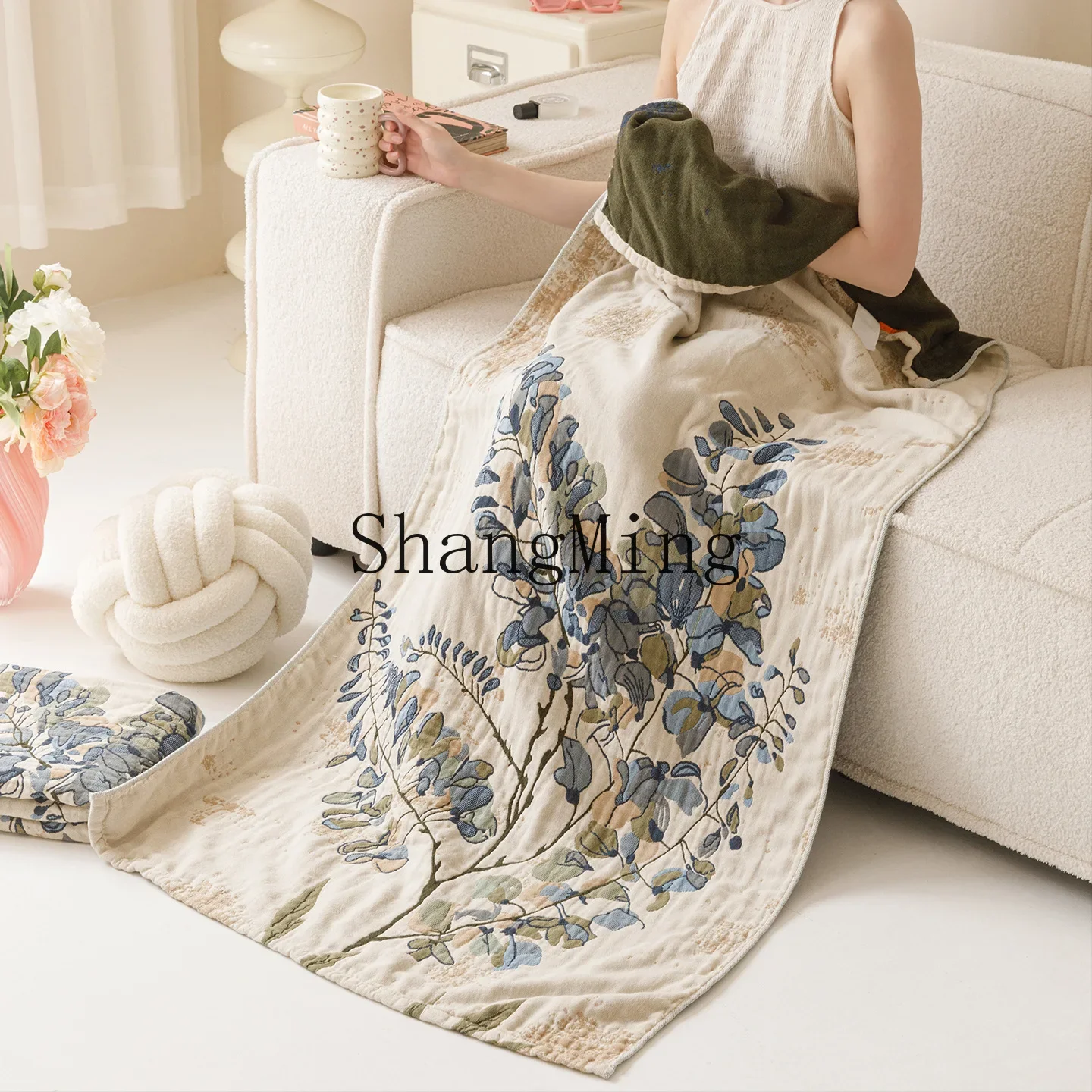 CL cotton gauze large bath towel absorbs water and dries quickly without hair loss. Household large size thin
CL cotton gauze large bath towel absorbs water and dries quickly without hair loss. Household large size thin
