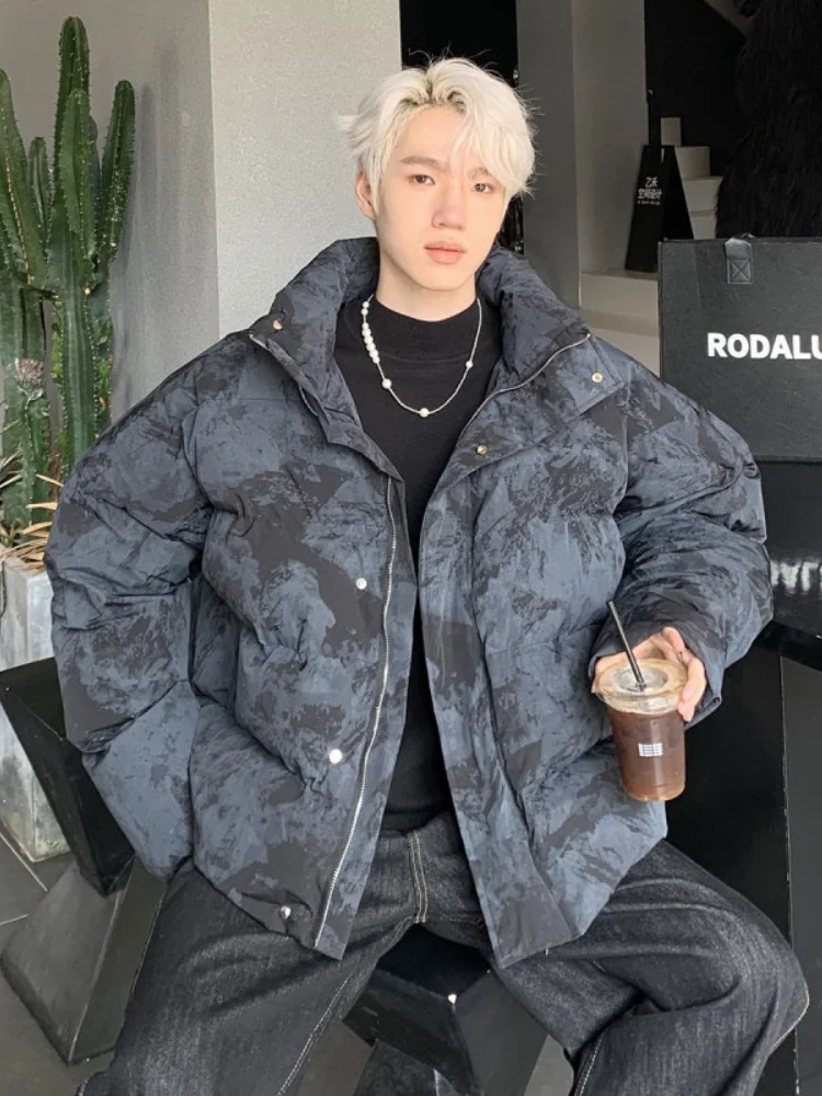 Мужская зимняя теплая куртка из утолщенного хлопка с камуфляжным принтом тай-дай, воротником-стойкой, свободного кроя, устойчивая к холоду
Мужская зимняя теплая куртка из утолщенного хлопка с камуфляжным принтом тай-дай, воротником-стойкой, свободного кроя, устойчивая к холоду