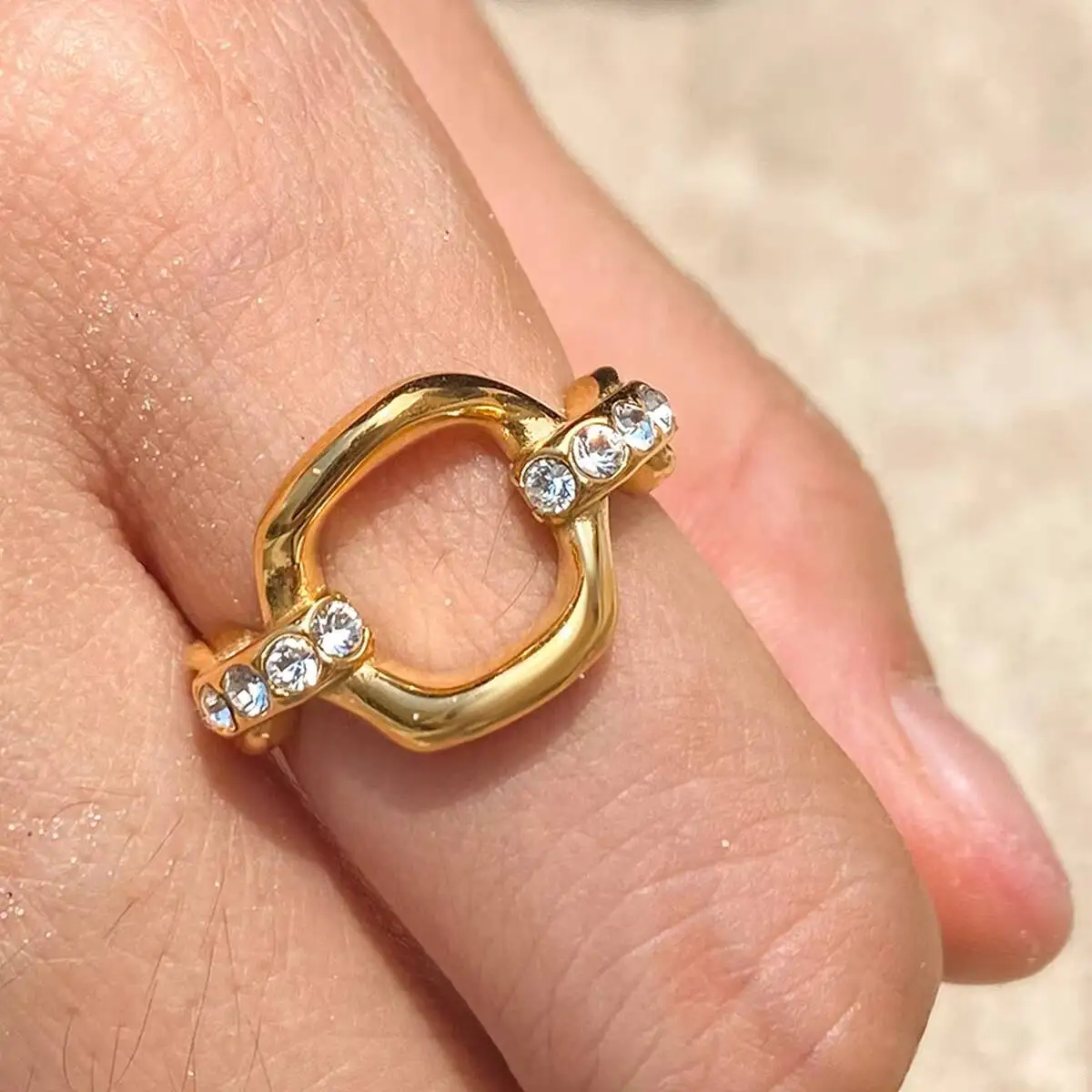 New Fashion Princess Cut Hollow Moissanite 18K Gold Plated Tarnish Free Waterproof Stainless Steel Engagement Ring Unisex
New Fashion Princess Cut Hollow Moissanite 18K Gold Plated Tarnish Free Waterproof Stainless Steel Engagement Ring Unisex