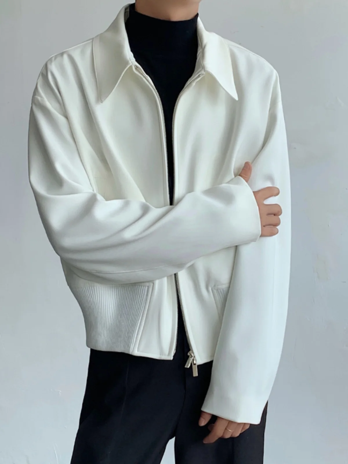 Корейский мужской свободный белый пиджак с отложным воротником на молнии из полиэстера для комфортного повседневного отдыха
Корейский мужской свободный белый пиджак с отложным воротником на молнии из полиэстера для комфортного повседневного отдыха