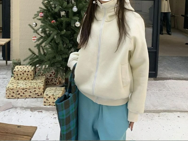 2025 осенне-зимняя свободная куртка в стиле ретро с высоким воротом и молнией с капюшоном
2025 осенне-зимняя свободная куртка в стиле ретро с высоким воротом и молнией с капюшоном