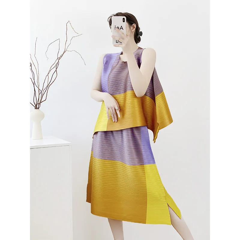 Miyake 2025Summer New Hundred Sleeveless Vest T-shirt Women's Splicing Colorful Loose Tops Pleated Half Skirt Plus Size Stretchy
Miyake 2025Summer New Hundred Sleeveless Vest T-shirt Women's Splicing Colorful Loose Tops Pleated Half Skirt Plus Size Stretchy