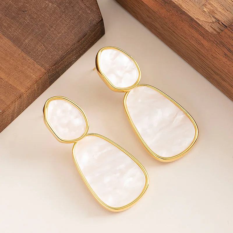 Elegant and elegant, small fragrance, drop-shaped plate earrings, light luxury, fashionable, high-end, face-slimming earrings
Elegant and elegant, small fragrance, drop-shaped plate earrings, light luxury, fashionable, high-end, face-slimming earrings