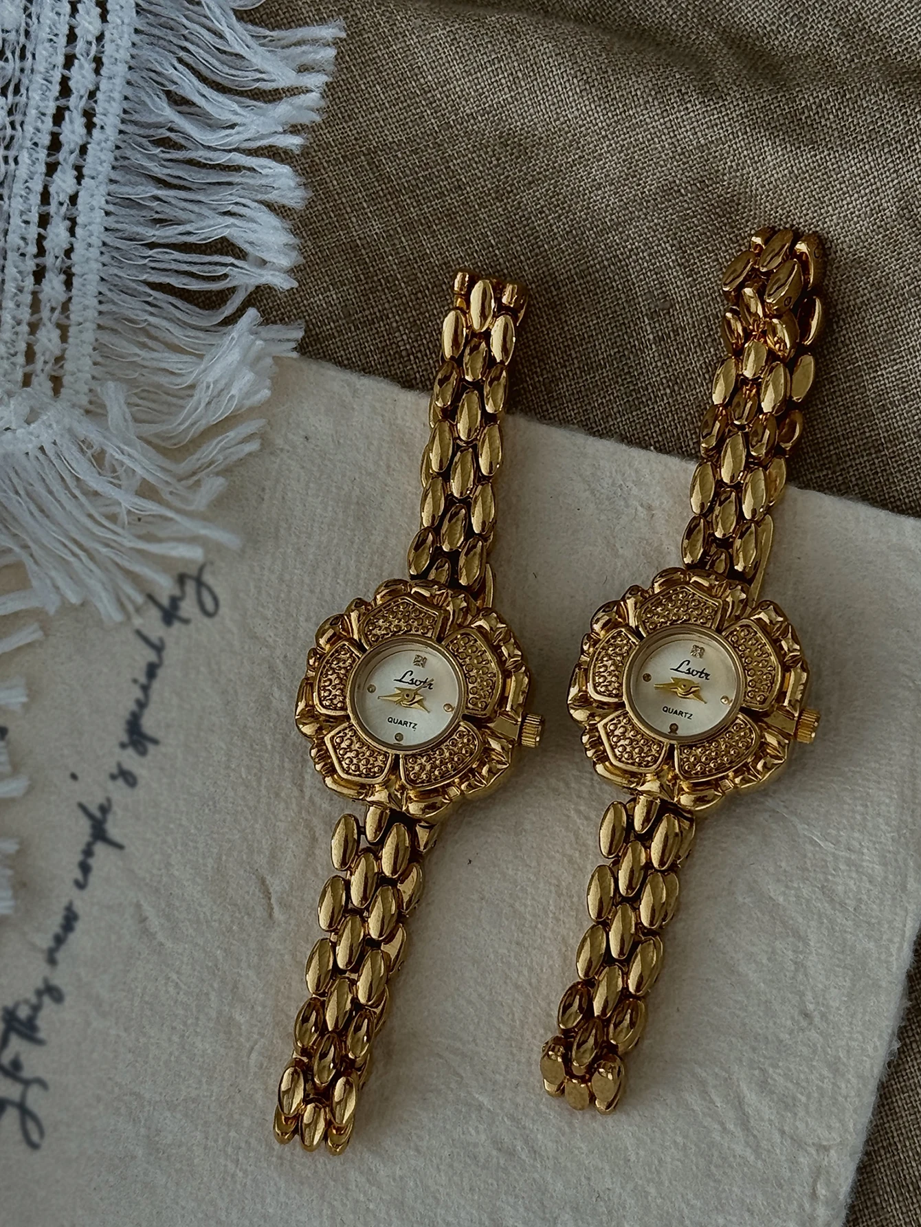 1 new French retro camellia gold dial ladies watch fashion simple and elegant compact ladies quartz watch.
1 new French retro camellia gold dial ladies watch fashion simple and elegant compact ladies quartz watch.