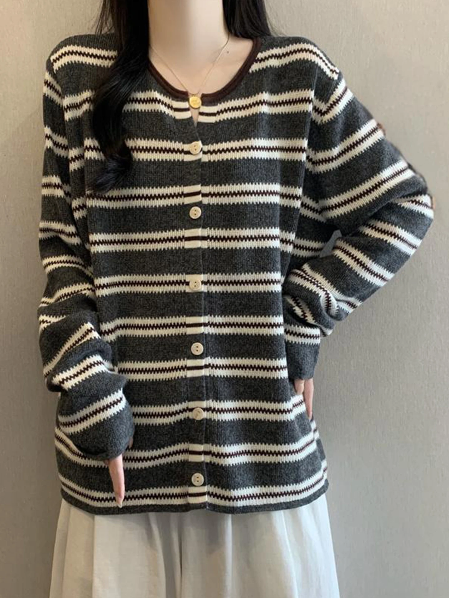 Свободный вязаный полосатый кардиган для женщин больших размеров, повседневный, из мягкой ткани, с длинными рукавами, круглым вырезом, как базовый слой
Свободный вязаный полосатый кардиган для женщин больших размеров, повседневный, из мягкой ткани, с длинными рукавами, круглым вырезом, как базовый слой