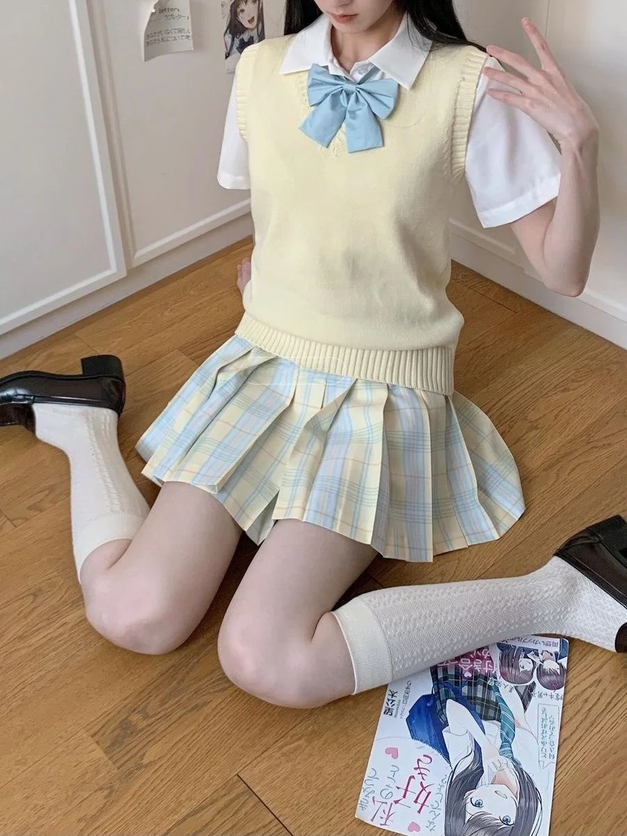 Sweet Style College Wind Sleeveless JK Uniform Set Knitted Vest Short Skirt Fashionable Three-piece Student Outfit for Teens
Sweet Style College Wind Sleeveless JK Uniform Set Knitted Vest Short Skirt Fashionable Three-piece Student Outfit for Teens