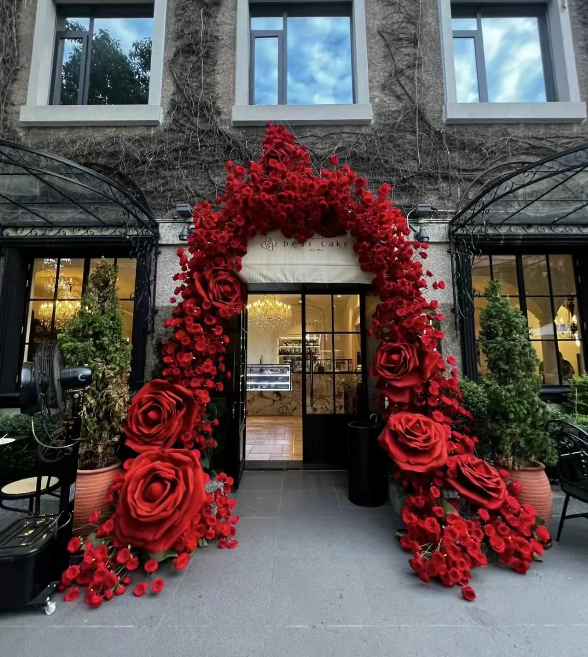 Simulated rose wall hanging flower device, fake flower store arch wedding event opening layout, high-end feeling
Simulated rose wall hanging flower device, fake flower store arch wedding event opening layout, high-end feeling