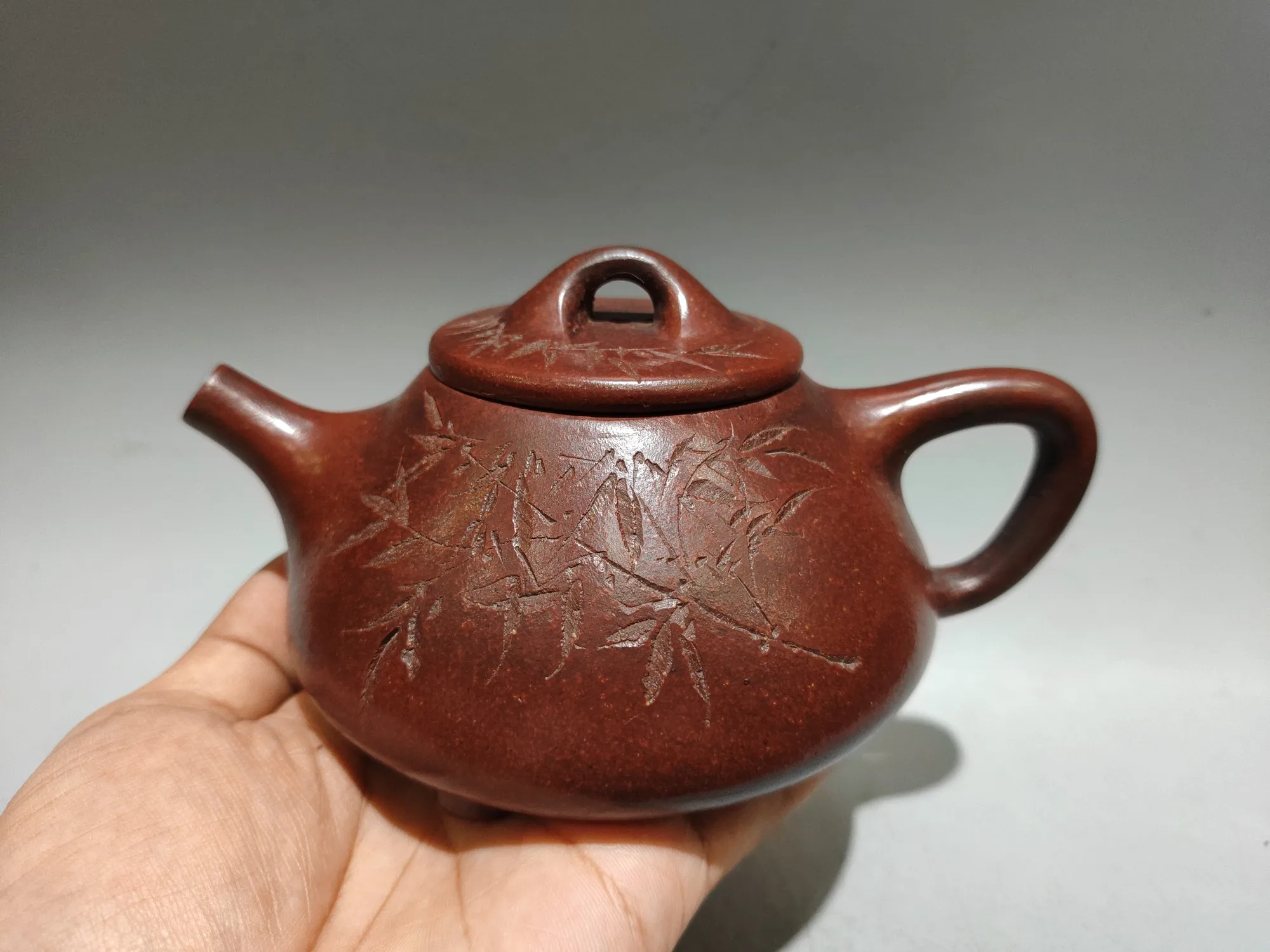 7"Chinese Yixing Purple Clay Teapot Bamboo leaf pattern Bull covered stone ladle shaped pot Kettle Teapot Flagon
7"Chinese Yixing Purple Clay Teapot Bamboo leaf pattern Bull covered stone ladle shaped pot Kettle Teapot Flagon
