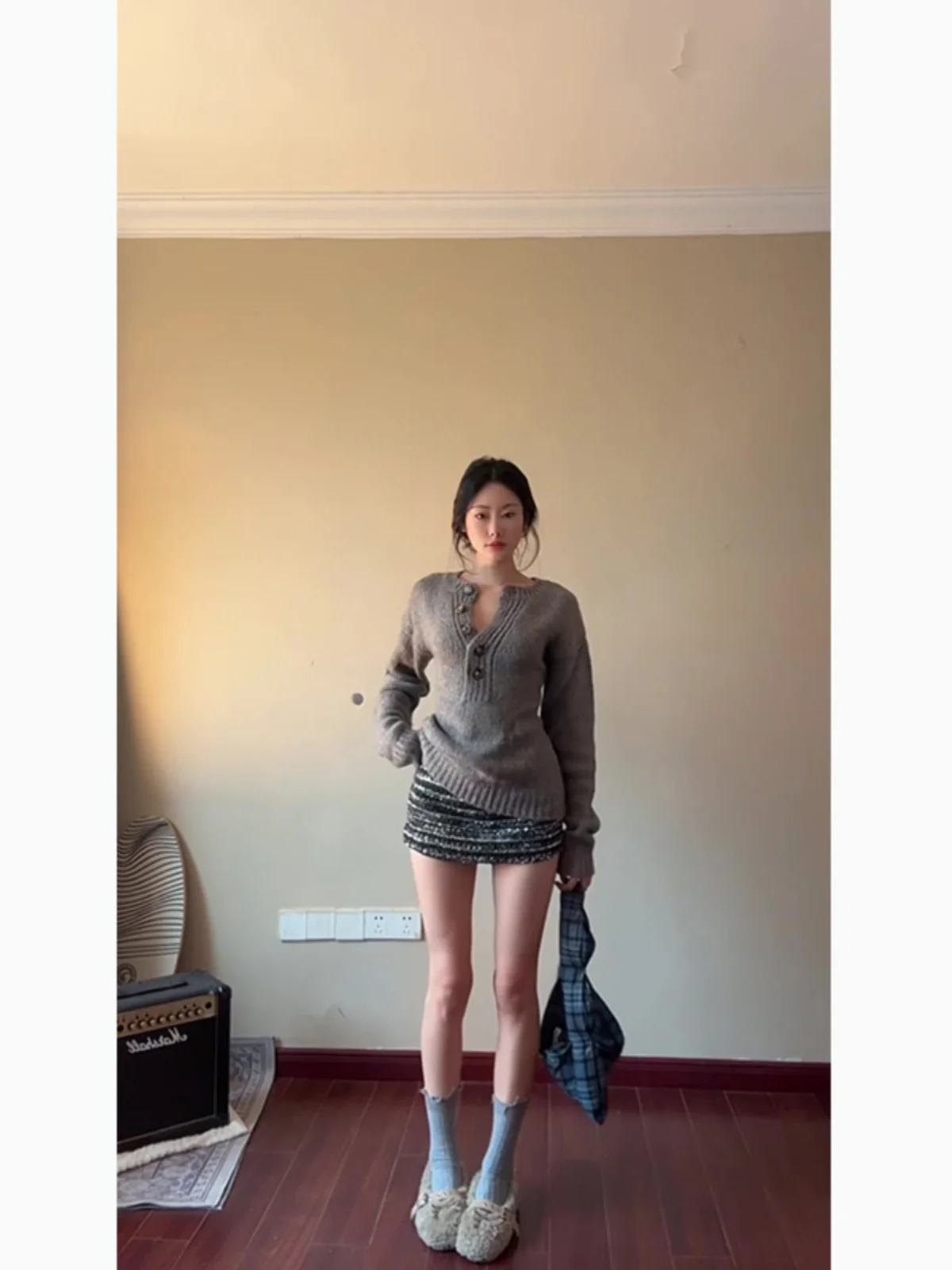Early Spring Women's Knitted Sweater And Half Skirt Set Grey Vintage Sequin Stripes Fashionable Ensemble for Young Women
Early Spring Women's Knitted Sweater And Half Skirt Set Grey Vintage Sequin Stripes Fashionable Ensemble for Young Women