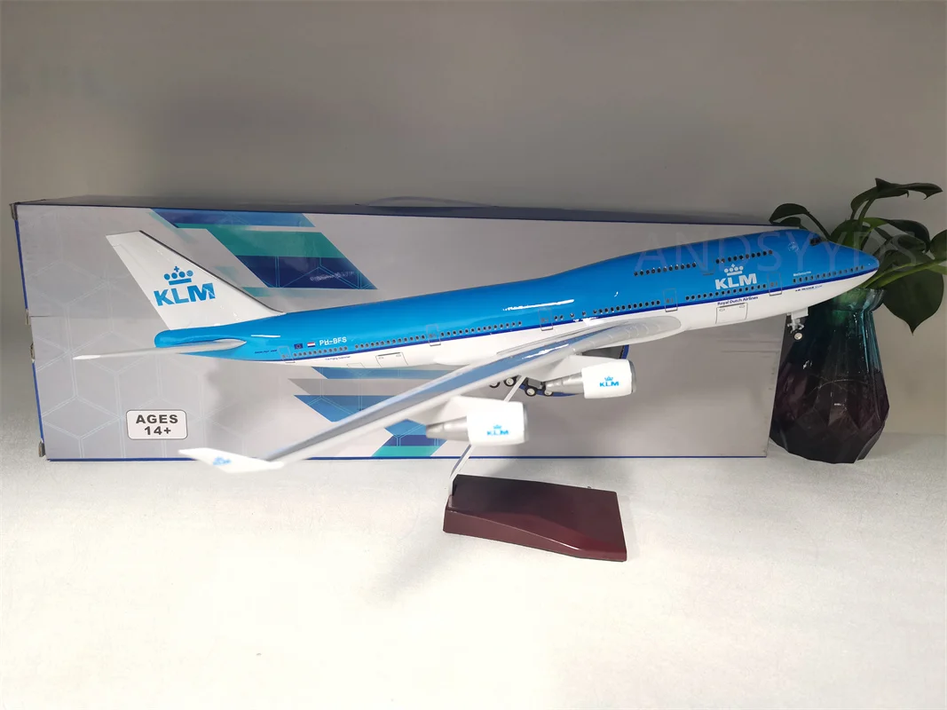 Масштаб 1:150, модель самолета 47 см 747, модель самолета KLM Royal Airlines, модель самолета Боинг B747, литые самолеты со стандартным стандартом, для коллекции
Масштаб 1:150, модель самолета 47 см 747, модель самолета KLM Royal Airlines, модель самолета Боинг B747, литые самолеты со стандартным стандартом, для коллекции