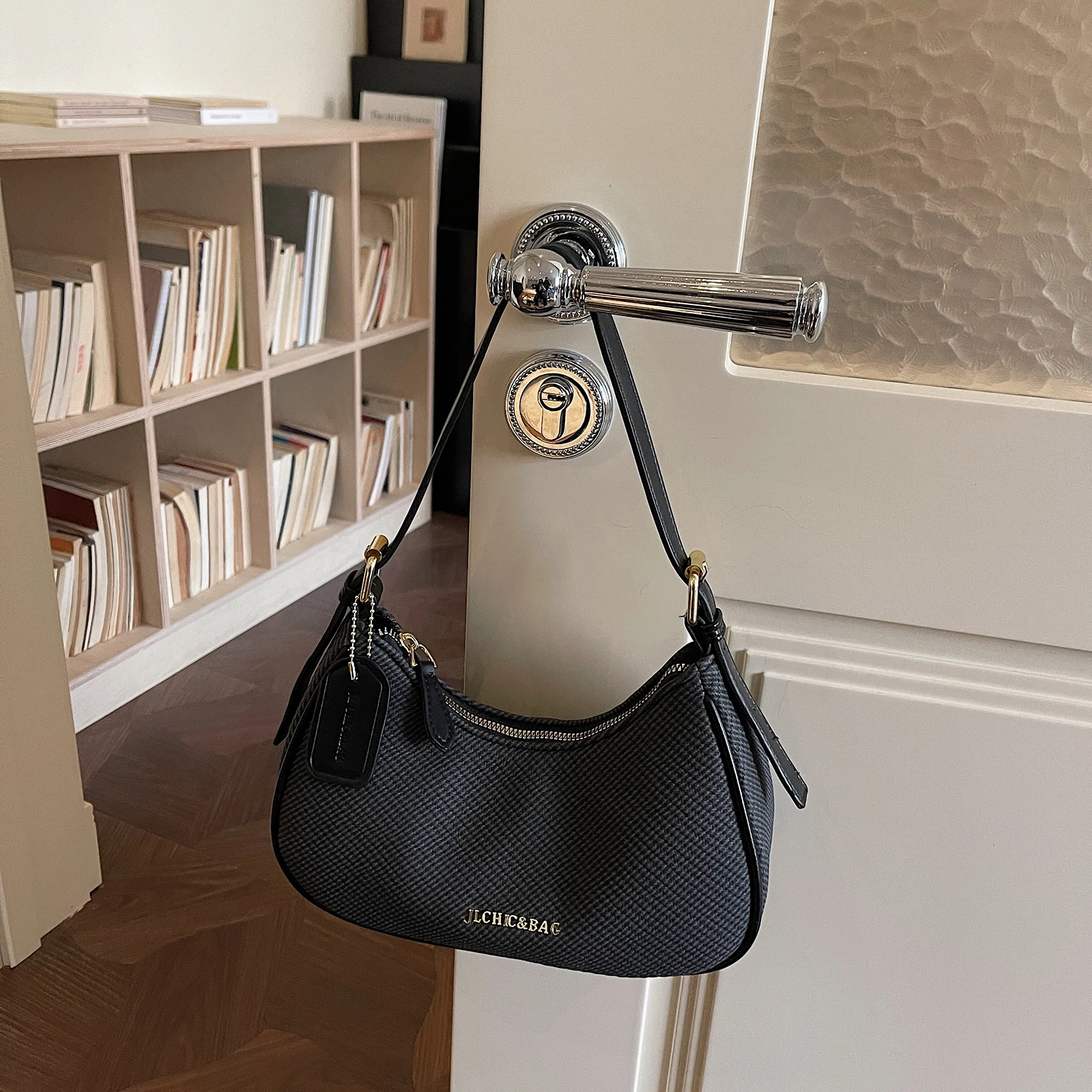 Women PU Leather Large Capacity Shoulder Bag Adjustable Strap Solid Color Shoulder Bag with Zipper for Shopping Work & Daily Use (Black)
Women PU Leather Large Capacity Shoulder Bag Adjustable Strap Solid Color Shoulder Bag with Zipper for Shopping Work & Daily Use (Black)