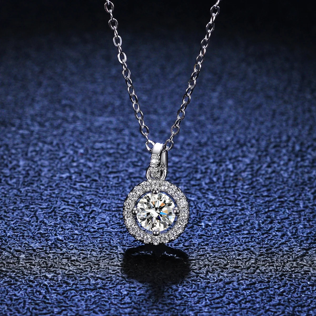 S925 sterling silver pendant 50 points moissanite necklace women's diamond ring luxury round bag silver pendant collarbone chain
S925 sterling silver pendant 50 points moissanite necklace women's diamond ring luxury round bag silver pendant collarbone chain