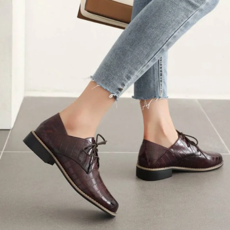 Модные женские туфли на плоской подошве. Туфли с круглым носком. Модный показ банкетной повседневной обуви. Серебряные (бордовые) туфли на шнуровке. РАЗМЕР: 34-48
Модные женские туфли на плоской подошве. Туфли с круглым носком. Модный показ банкетной повседневной обуви. Серебряные (бордовые) туфли на шнуровке. РАЗМЕР: 34-48