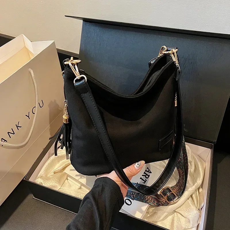 2025 New Retro Textured Women's Bucket Bag Minimalist Shoulder & Tote Design Elegant Everyday Bag for Casual Outings
2025 New Retro Textured Women's Bucket Bag Minimalist Shoulder & Tote Design Elegant Everyday Bag for Casual Outings