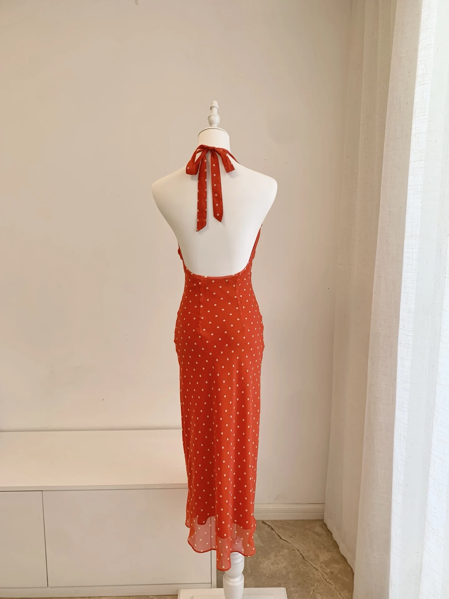 100% Silk Women Polka Dot Print Dress 3D Flower Decoration Halter V-Neck Backless High Waist Fashion Slim Red Midi Robe
100% Silk Women Polka Dot Print Dress 3D Flower Decoration Halter V-Neck Backless High Waist Fashion Slim Red Midi Robe