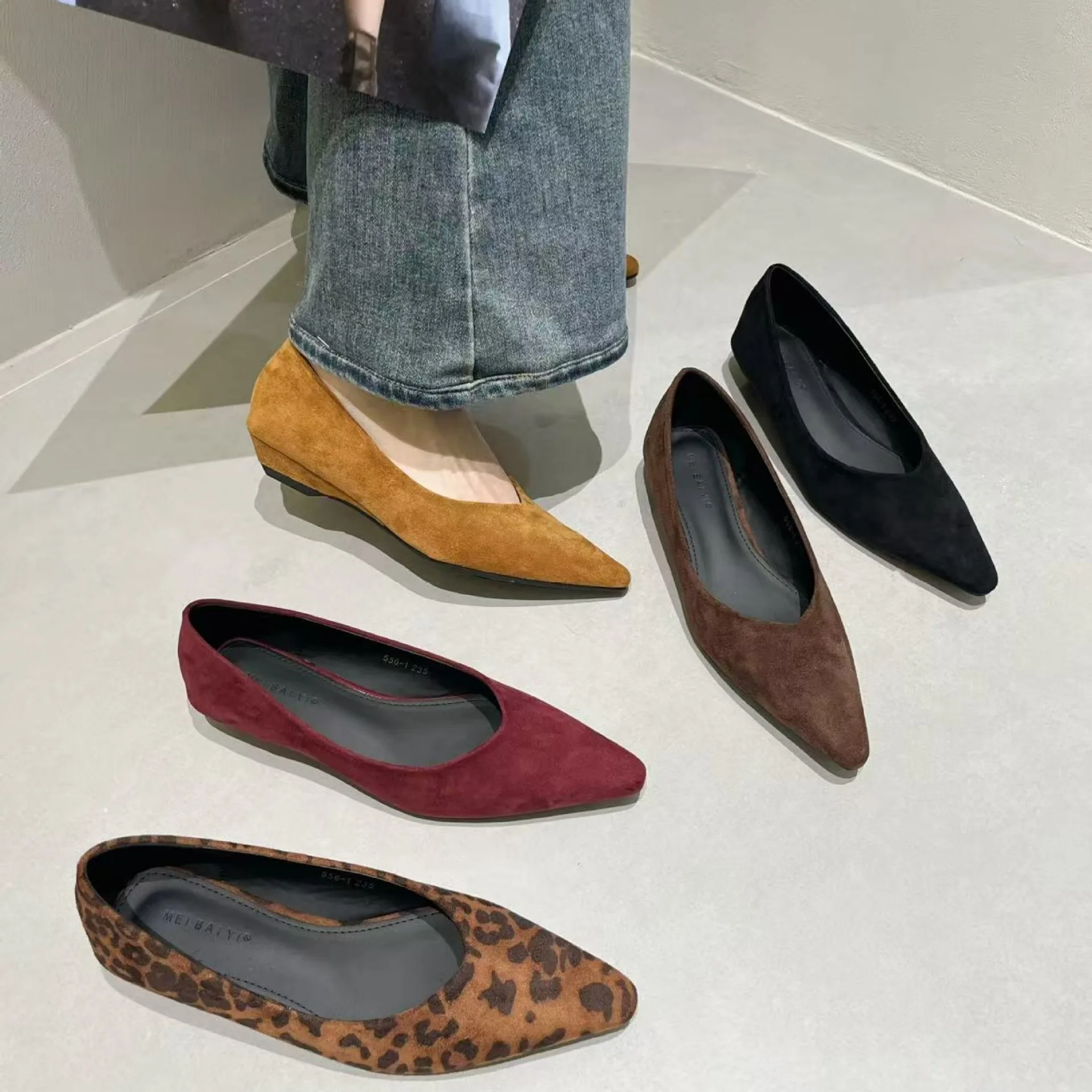 Elegant Leopard Print Pointed Toe High Heels Women's Shoes Velvet Surface Slope Heel Casual Fashion Single Shoes for Women
Elegant Leopard Print Pointed Toe High Heels Women's Shoes Velvet Surface Slope Heel Casual Fashion Single Shoes for Women