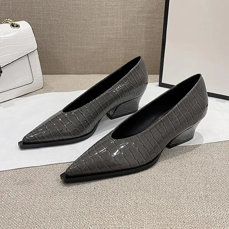 2026 Fall and Winter Slope Heel Pointed Toe V Mouth Women's Single Shoes Black 4cm Women's Shoes Middle Heel Retro Granny Shoes
2026 Fall and Winter Slope Heel Pointed Toe V Mouth Women's Single Shoes Black 4cm Women's Shoes Middle Heel Retro Granny Shoes