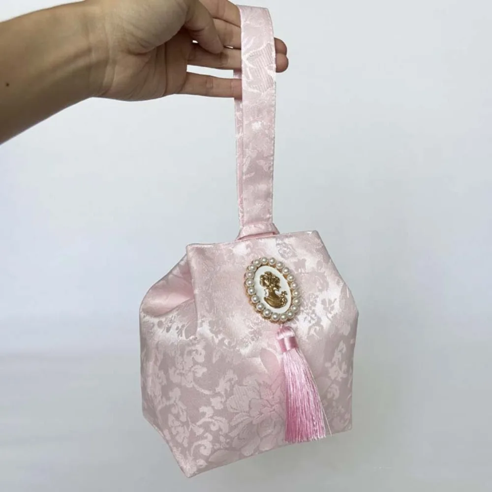 Flower Pendant Tassel Knot Wrist Bag Printing Temperament Wedding Candy Bag Make Up Pouch Small Item Pouch Cheongsam Accessories
Flower Pendant Tassel Knot Wrist Bag Printing Temperament Wedding Candy Bag Make Up Pouch Small Item Pouch Cheongsam Accessories