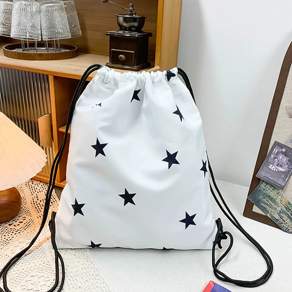 Оригинальная белая универсальная сумка на веревке, молодежная сумка со звездным принтом, большая вместительная мягкая сумка на плечо, повседневная одежда, складной рюкзак
Оригинальная белая универсальная сумка на веревке, молодежная сумка со звездным принтом, большая вместительная мягкая сумка на плечо, повседневная одежда, складной рюкзак