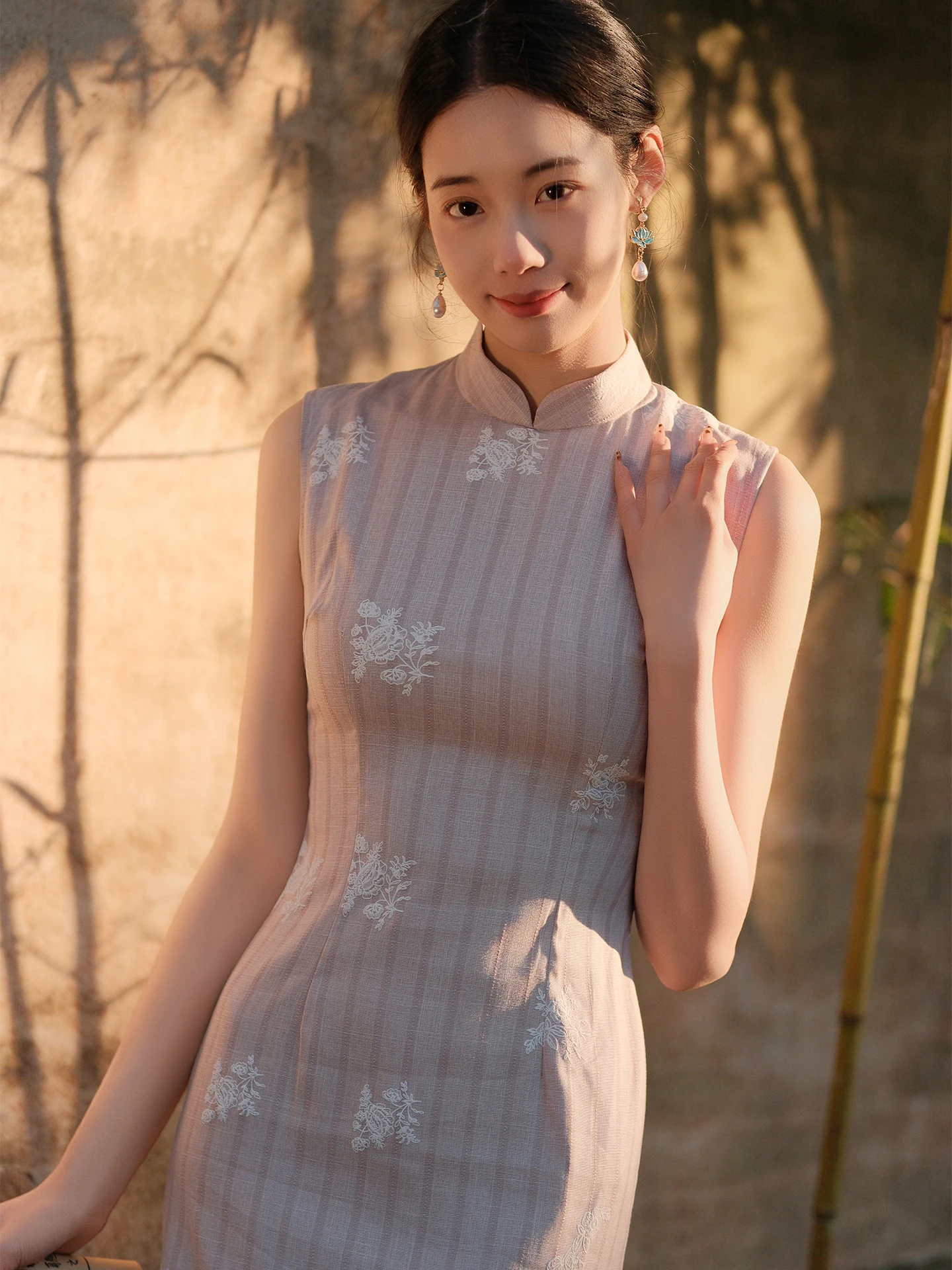 Улучшенное ретро-ципао в китайском стиле Jiangnan: отбеливающее, утягивающее, для повседневной носки, средней длины
Улучшенное ретро-ципао в китайском стиле Jiangnan: отбеливающее, утягивающее, для повседневной носки, средней длины