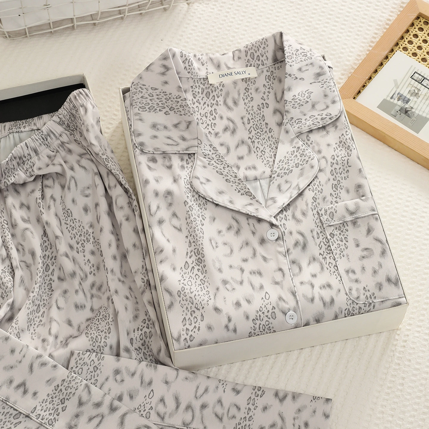 2026 Ice Silk Pajamas Suit Lady Loungewear Home Clothes Sexy Leopard Print Home Clothes Nightwear Lapel Shirt Shorts Pants 2PCS
2026 Ice Silk Pajamas Suit Lady Loungewear Home Clothes Sexy Leopard Print Home Clothes Nightwear Lapel Shirt Shorts Pants 2PCS