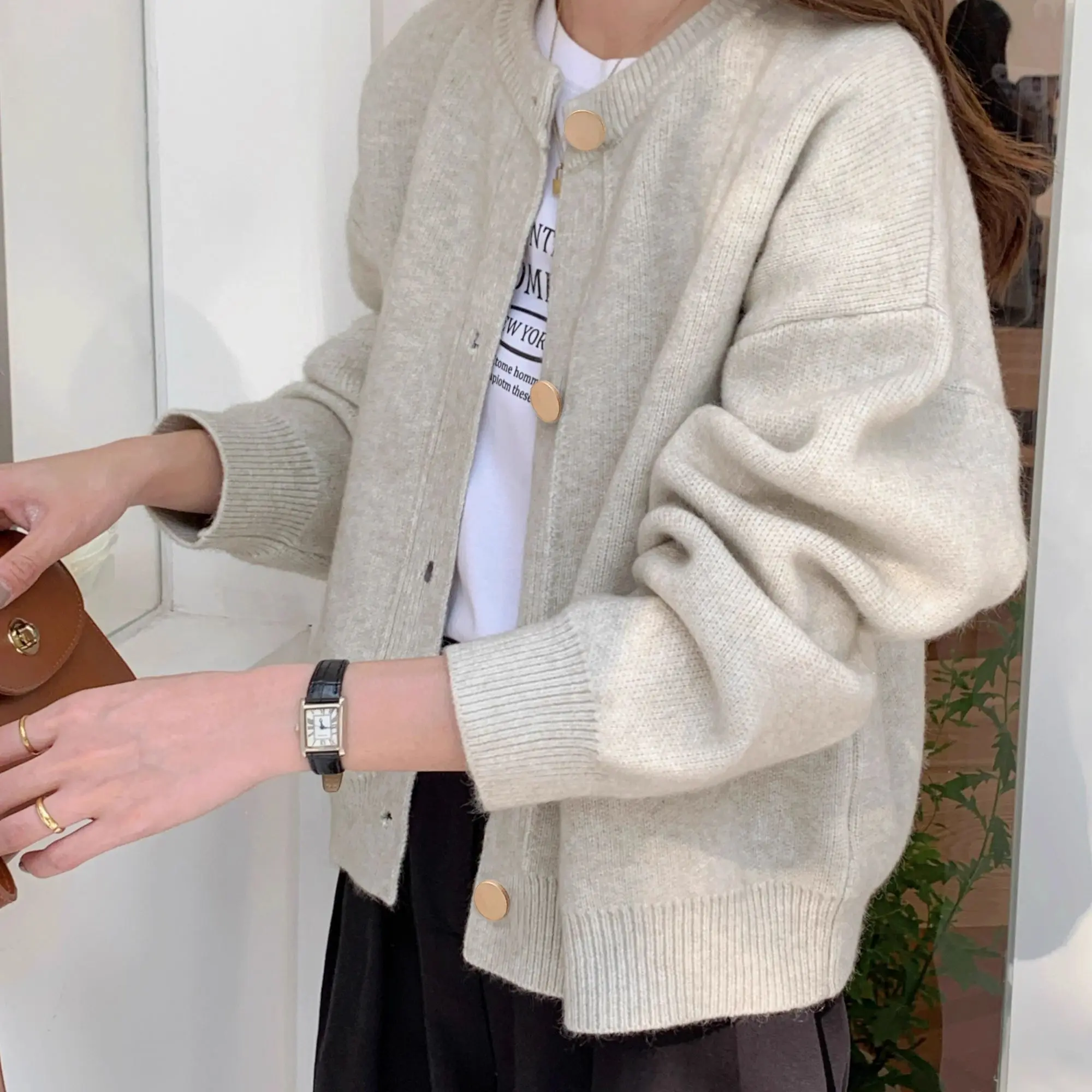 Sweater Design Coat Single Row Loose Solid Color Knitted Cardigan Round Neck Knitted Sweater Top for Women
Sweater Design Coat Single Row Loose Solid Color Knitted Cardigan Round Neck Knitted Sweater Top for Women
