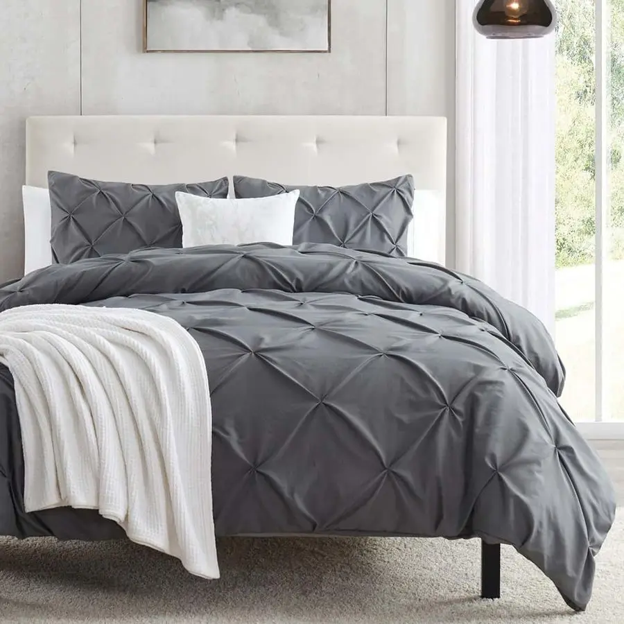 Темно-серый комплект постельного белья Queen Size с мягкой двойной наческой, застежкой на пуговицах и угловыми завязками, 3 предмета, роскошный, с плиссировкой.
Темно-серый комплект постельного белья Queen Size с мягкой двойной наческой, застежкой на пуговицах и угловыми завязками, 3 предмета, роскошный, с плиссировкой.