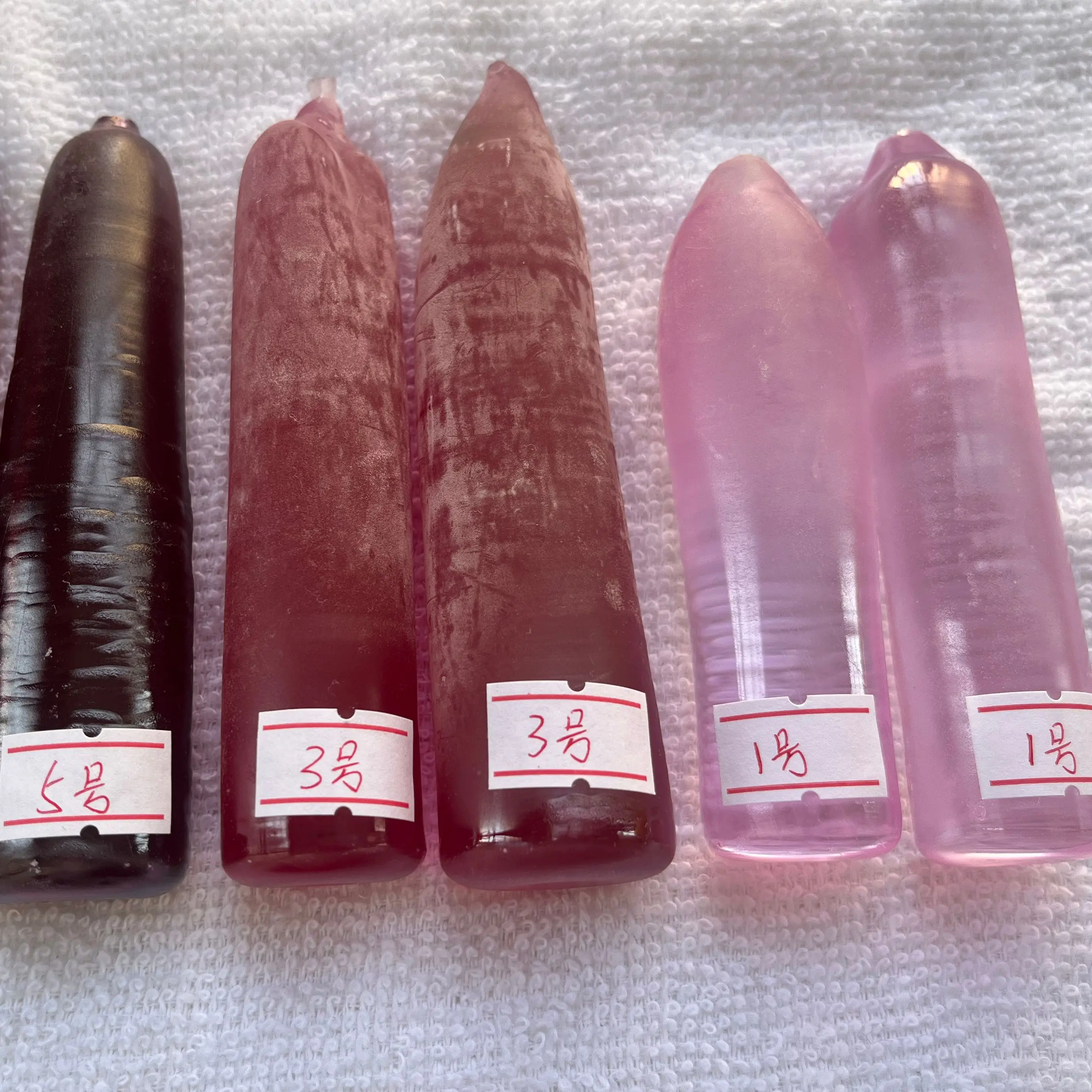 Цилиндрический 3 # 5 # Розово-красный корундовый камень Синтетический рубин Необрезанный цветной драгоценный камень Грубый
Цилиндрический 3 # 5 # Розово-красный корундовый камень Синтетический рубин Необрезанный цветной драгоценный камень Грубый