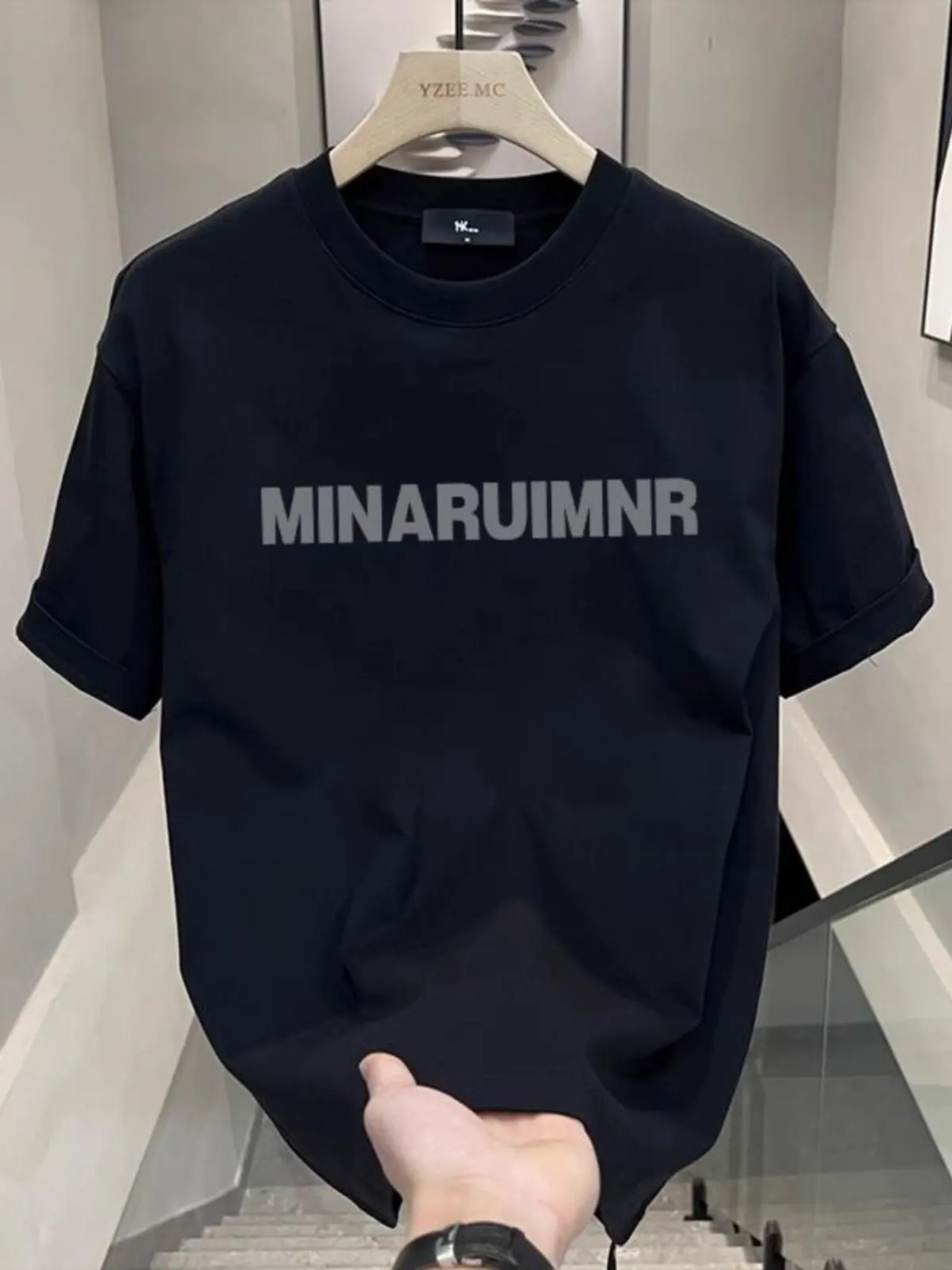 Новая футболка 2026 из чистого хлопка с короткими рукавами и круглым вырезом — простой, модный и универсальный наряд.
Новая футболка 2026 из чистого хлопка с короткими рукавами и круглым вырезом — простой, модный и универсальный наряд.