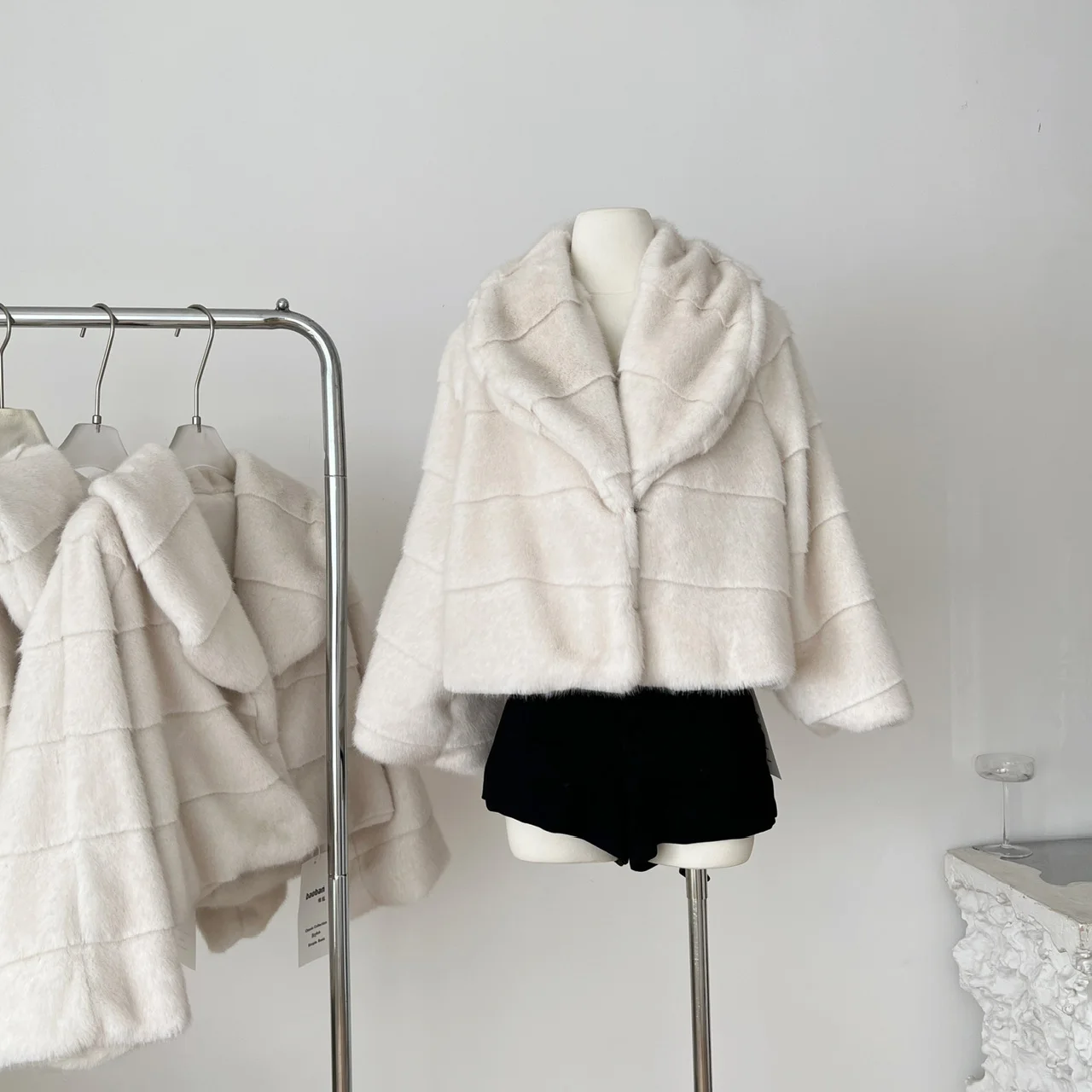 Женское осенне-зимнее элегантное теплое пальто из искусственного лисьего меха с длинными рукавами, женское однобортное свободное пушистое пальто с отложным воротником
Женское осенне-зимнее элегантное теплое пальто из искусственного лисьего меха с длинными рукавами, женское однобортное свободное пушистое пальто с отложным воротником