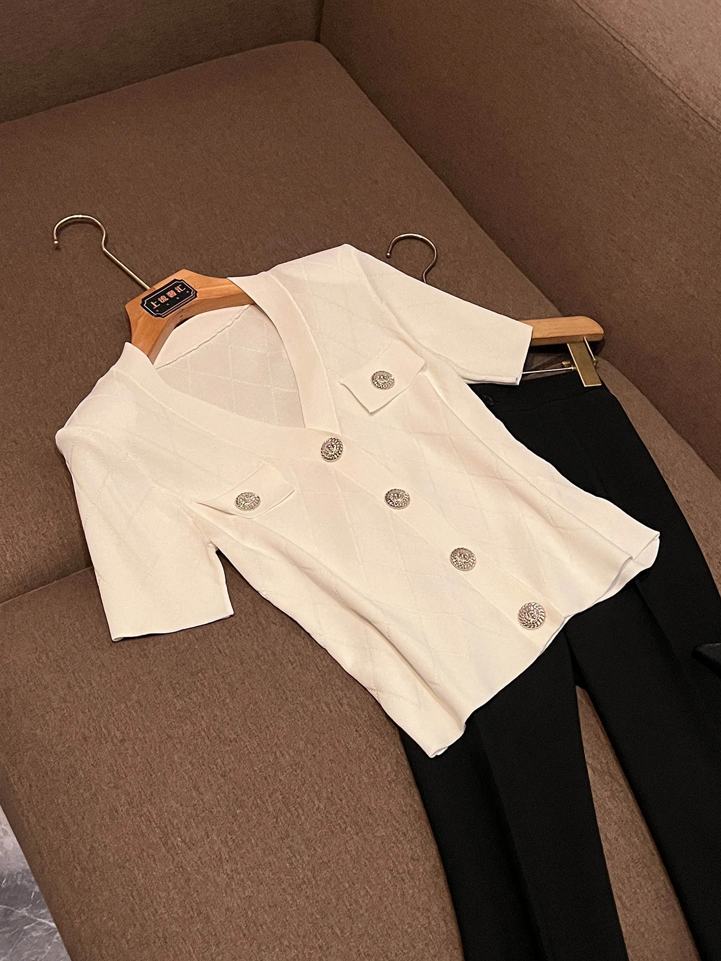 Summer 2026 Women's Slim Fit V-Neck Short Sleeve Knitted Open Cardigan Luxury Style Metal Button Embellished Top P410
Summer 2026 Women's Slim Fit V-Neck Short Sleeve Knitted Open Cardigan Luxury Style Metal Button Embellished Top P410