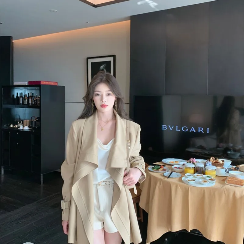New temperament khaki waist trench coat women's short loose casual with shoulder pads
New temperament khaki waist trench coat women's short loose casual with shoulder pads