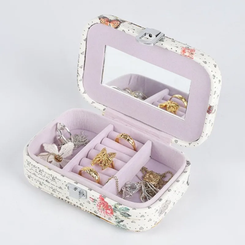 Кожаная коробка для хранения ювелирных изделий, небольшой браслет, подвеска, органайзер, чехлы, дорожная витрина для ювелирных изделий, коробки для колец и сережек
Кожаная коробка для хранения ювелирных изделий, небольшой браслет, подвеска, органайзер, чехлы, дорожная витрина для ювелирных изделий, коробки для колец и сережек