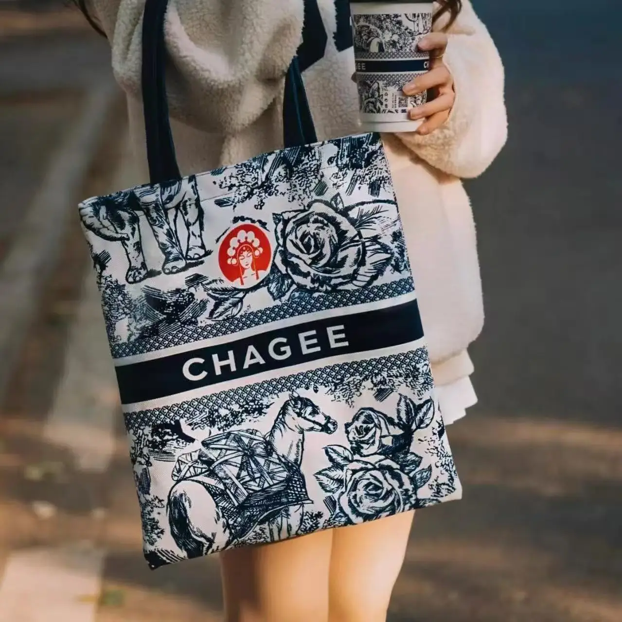 Новая холщовая сумка на одно плечо с ручкой, повседневная сумка на молнии, мягкая ткань, большой размер, с цветочным принтом Briti Sle
Новая холщовая сумка на одно плечо с ручкой, повседневная сумка на молнии, мягкая ткань, большой размер, с цветочным принтом Briti Sle