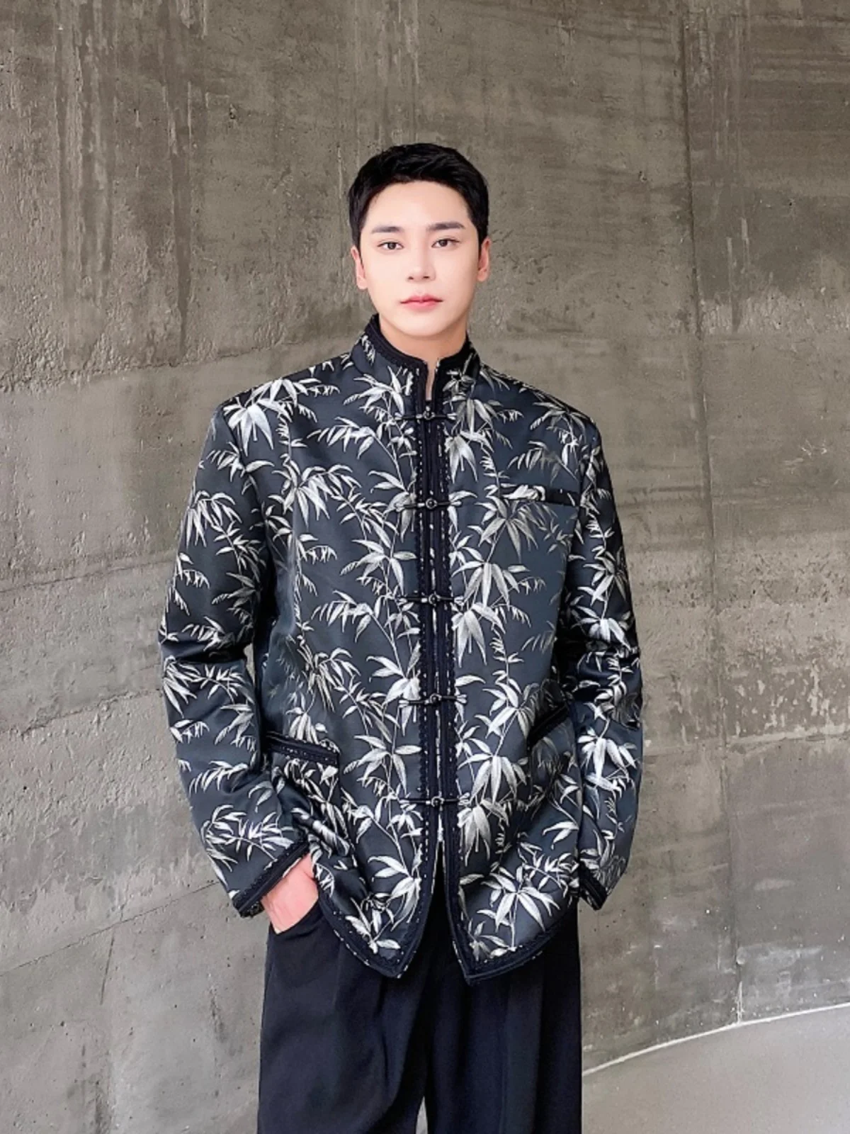 New Autumn Chinese Sle Embroidered Stand Collar Silk Bamboo Le Jaet Men Women Retro Trendy Button up Outerwear
New Autumn Chinese Sle Embroidered Stand Collar Silk Bamboo Le Jaet Men Women Retro Trendy Button up Outerwear