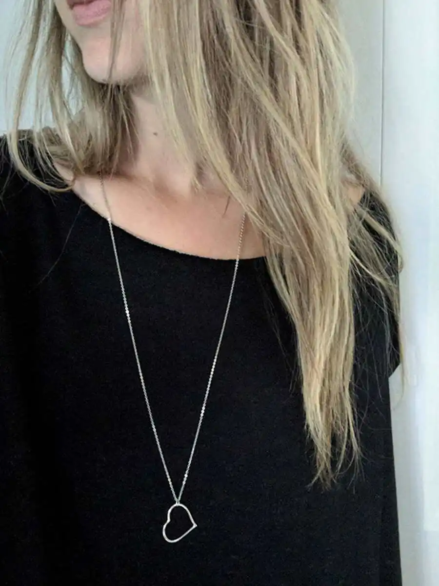Minimalist hollow heart pendant necklace for women, long sweater chain, elegant and lightweight
Minimalist hollow heart pendant necklace for women, long sweater chain, elegant and lightweight