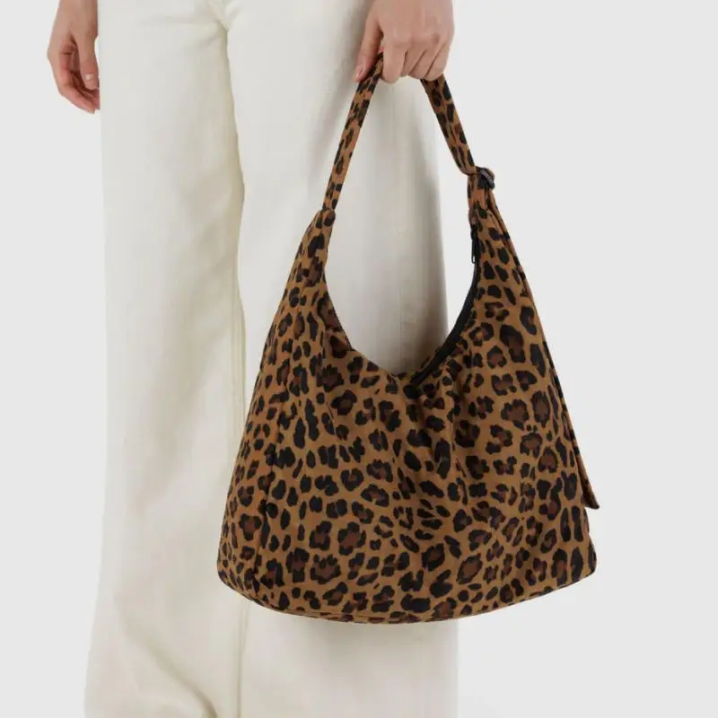 Сумка-слинг из нейлона в черно-белую клетку, женская легкая повседневная сумка через плечо для работы и шопинга
Сумка-слинг из нейлона в черно-белую клетку, женская легкая повседневная сумка через плечо для работы и шопинга